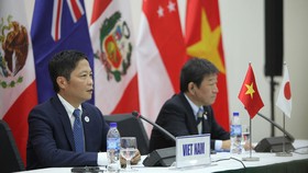 Bộ trưởng Bộ Công Thương Trần Tuấn Anh và ông Toshimitsu Motegi - Bộ trưởng Tái thiết kinh tế Nhật Bản đồng chủ trì họp báo về TPP. Ảnh: VGP