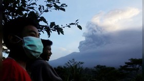 Núi lửa phun trào, hàng nghìn du khách mắc kẹt tại đảo Bali