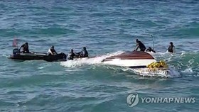 Lực lượng Bảo vệ bờ biển Hàn Quốc đang thực hiện các hoạt động cứu nạn. Ảnh: Yonhap