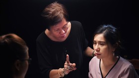 Biên kịch Việt Linh đang hướng dẫn diễn viên trong phim "Ở đây có nắng"