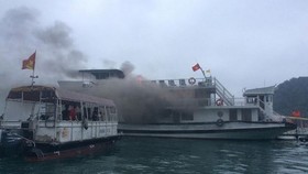 Tàu du lịch chở 31 khách Trung Quốc va chạm với sà lan ở Hạ Long