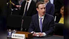 Giám đốc điều hành (CEO) mạng xã hội Facebook Mark Zuckerberg trong buổi điều trần. Ảnh: REUTERS