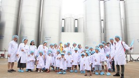 Vui hè 2018, bé khám phá siêu nhà máy sữa của Vinamilk