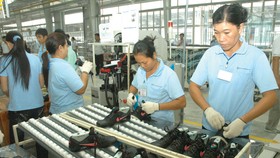 Doanh nghiệp Việt sản xuất giày da xuất khẩu sang Mỹ. Ảnh: CAO THĂNG