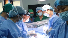  Các chuyên gia, bác sĩ phẫu thuật bóc tách khối u cho bệnh nhân 