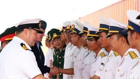  Đại tá Tim Neild chỉ huy tàu Abion của Hải quân Hoàng gia Anh chào đại diện lực lượng hải quân Việt Nam tại lễ đón tàu. Ảnh: TTXVN