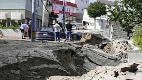Động đất mạnh gây lở đất, mất điện trên diện rộng tại Nhật Bản