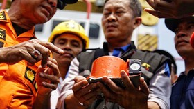 Quan chức Indonesia cầm thiết bị ghi dữ liệu chuyến bay JT610 được tìm thấy hôm 1-11 