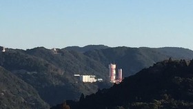 Tên lửa Epsilon trên bệ phóng tại Trung tâm vũ trụ Uchinoura trước thời điểm phóng