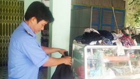 Anh Phong đã vận động bạn bè, người thân quyên góp quần áo cũ để lập tủ quần áo từ thiện tặng người nghèo