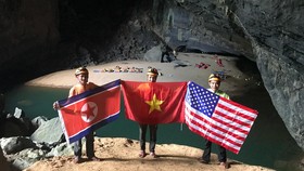Quốc kỳ 3 nước ở hang Én được hãng thông tấn AP phát và nhiều hãng thông tấn quốc tế đưa lại