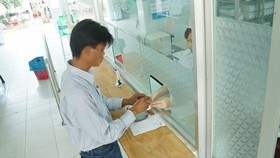 Bệnh nhân nhận thuốc ARV thông qua Quỹ BHYT chi trả tại Trung tâm Y tế huyện Bình Chánh vào sáng 8-3
