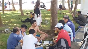 Vô tư ăn nhậu trong Công viên Bãi Sau (TP Vũng Tàu)