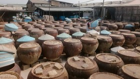 Sản xuất nước mắm theo phương thức truyền thống tại Công ty TNHH nước mắm Hải Khanh (phường Phú Hài, TP Phan Thiết). Ảnh: Nguyễn Tiến