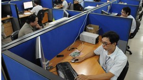 Thiết kế mạch điện tử điện thoại di động tại doanh nghiệp FDI Hoa Kỳ trong KCX Linh Trung, TPHCM. Ảnh: THÀNH TRÍ