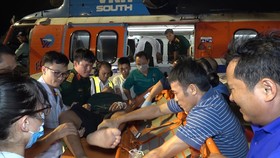 Tổ cấp cứu đường không BV Quân Y 175 đưa 2 nạn nhân từ đảo Phan Vinh đến BV Quân Y 175 điều trị. Ảnh: Văn Chính