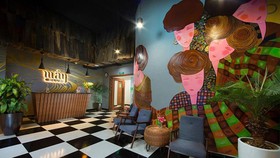Các tác phẩm tranh treo tường khổ lớn trang trí tại một khách sạn  ở Sa Pa, chép tranh của họa sĩ Hà Hùng Dũng