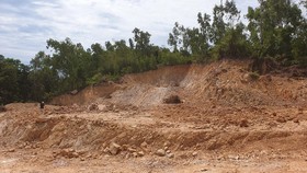 Một mỏ đất đang khai thác của trùm đất lậu