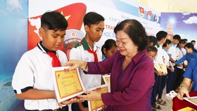 Bà Trương Mỹ Hoa, Chủ tịch Quỹ học bổng Vừ A Dính,  trao học bổng thường niên cho các em