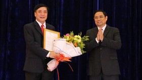 Đồng chí Phạm Minh Chính trao quyết định và chúc mừng đồng chí Bùi Văn Cường.