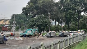 Bãi trung chuyển rác ở Công viên Long Bình gây ô nhiễm môi trường và làm xấu mỹ quan đô thị