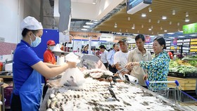 Người tiêu dùng chọn mua thủy sản trong siêu thị