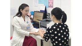 Bác sĩ Nguyễn Thị Thanh Thơ thăm khám cho bệnh nhân  mắc bệnh giang mai