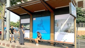 Triển lãm ảnh về ô nhiễm không khí tại trạm xe buýt Hàm Nghi 