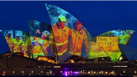 Nhà hát Opera Sydney chiếu sáng những cánh buồm để tưởng nhớ những người lính cứu hỏa