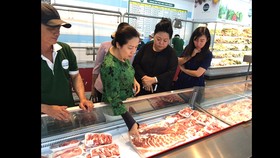 Thịt heo đông lạnh nhập khẩu được bán trong chuỗi  cửa hàng San Hà Foods, góp phần làm giảm áp lực  về nguồn thịt heo nóng cung ứng thị trường tết