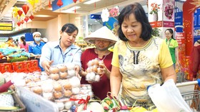 Khách hàng chọn mua trứng gia cầm tại siêu thị Co.opmart