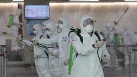 Lực lượng chức năng khử trùng sân bay quốc tế Daegu ngày 6-3, như một phần trong các biện pháp ngăn chặn Covid-19. Ảnh: Yonhap