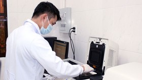 Nhân viên Trung tâm Kiểm soát bệnh tật tỉnh Đồng Nai  thực hiện xét nghiệm trên hệ thống máy Real-time PCR