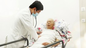Bác sĩ thăm khám cho bệnh nhân sau khi đặt stent