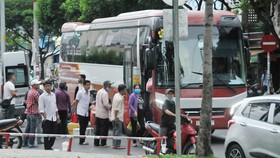 Đường Hùng Vương (quận 5), nơi thường xuyên xảy ra tình trạng xe đón trả khách  gây mất trật tự an toàn giao thông. Ảnh: CAO THĂNG
