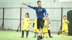Cựu danh thủ Vũ Như Thành và các học trò nhí ở Trung tâm Star Football do anh sáng lập