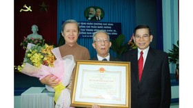 Đồng chí Trần Quốc Hương nhận Huân chương Sao Vàng  do Đảng và Nhà nước trao tặng năm 2006. Ảnh: VIỆT DŨNG 