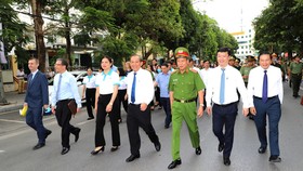 Phó Thủ tướng Thường trực Trương Hòa Bình cùng lãnh đạo các ban ngành đi bộ hưởng ứng “Ngày toàn dân phòng, chống mua bán người”