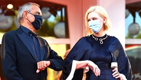 Chủ tịch ban giám khảo, nữ diễn viên Cate Blanchett  và Giám đốc LHP Alberto Barbera. Ảnh: Getty Images 