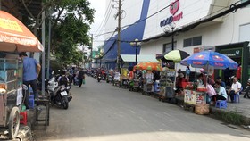 Các xe đẩy bán hàng rong chiếm dụng lòng đường trước cổng  Trường Tiểu học Nguyễn Thị Minh Khai (quận Gò Vấp)