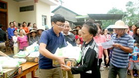 Đại diện Báo SGGP trao các phần quà đến người dân vùng lũ thuộc xã Hải Chánh, huyện Hải Lăng, Quảng Trị