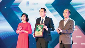 Ông Trương Tấn Lực - Phó Tổng Giám đốc PYMEPHARCO nhận giải thưởng Tốp 50