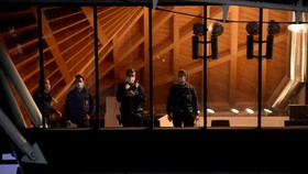 Các sĩ quan cảnh sát trước phiên tòa xét xử nhà ngoại giao Iran Assadollah Assadi, tại tòa án ở Antwerp, Bỉ vào ngày 27 tháng 11 năm 2020. Ảnh: REUTERS