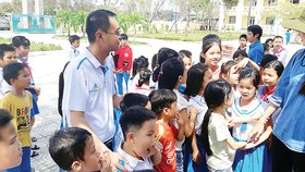 Đại diện Tập đoàn Đất Xanh cùng các mạnh thường quân thăm và trao quà cho Trường Tiểu học Hùng Vương (Tam Kỳ, Quảng Nam) bị tốc mái hoàn toàn sau cơn bão số 9