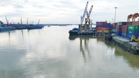 Dầu, mỡ từ hoạt động của tàu thuyền gây ô nhiễm cục bộ sông Đồng Nai