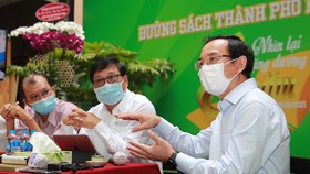 Bí thư Thành ủy TPHCM Nguyễn Văn Nên  trao đổi với Ban Giám đốc Đường sách TPHCM. Ảnh: DŨNG PHƯƠNG