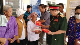 Đoàn tặng quà các gia đình chính sách tại xã Tân Ninh, huyện Tân Thanh, tỉnh Long An