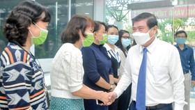 Chủ tịch UBND TPHCM Nguyễn Thành Phong thăm cán bộ, y bác sĩ Trung tâm Kiểm soát bệnh tật TPHCM. Ảnh: CAO THĂNG