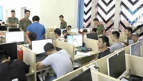 Lực lượng chức năng triệt phá một ổ nhóm tội phạm nước ngoài  ở Việt Nam sử dụng công nghệ cao. Ảnh: CHÍ THẠCH 