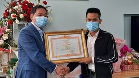 Trao bằng khen của Thủ tướng cho công dân Nguyễn Ngọc Mạnh